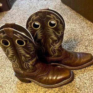 Pair of ariat size 7 boots, barely worn and weatherized! Accepting offers!!